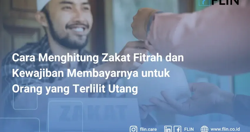 Seorang amil zakat yang sedang memberikan zakat fitrah ke orang lain