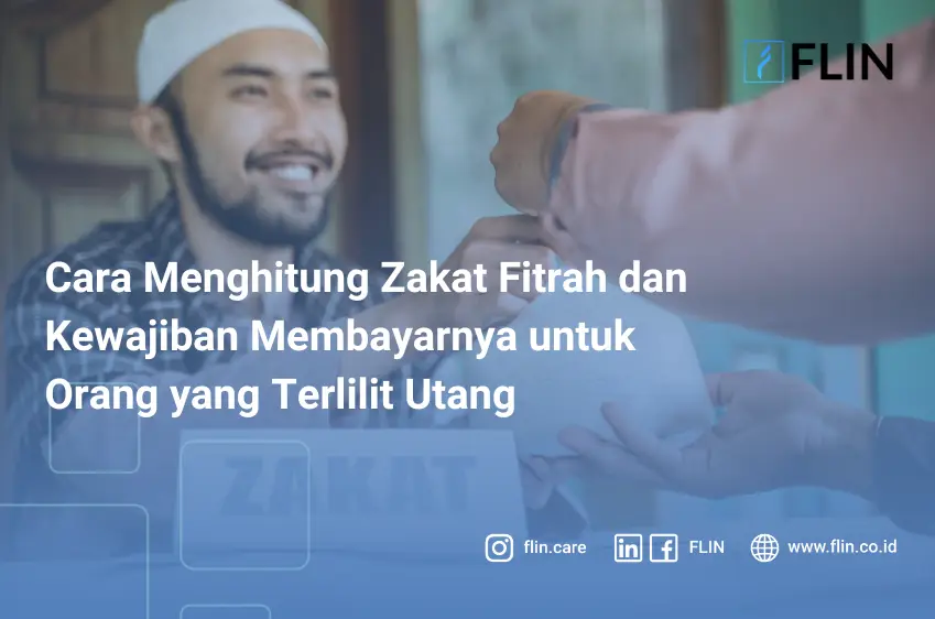 Seorang amil zakat yang sedang memberikan zakat fitrah ke orang lain