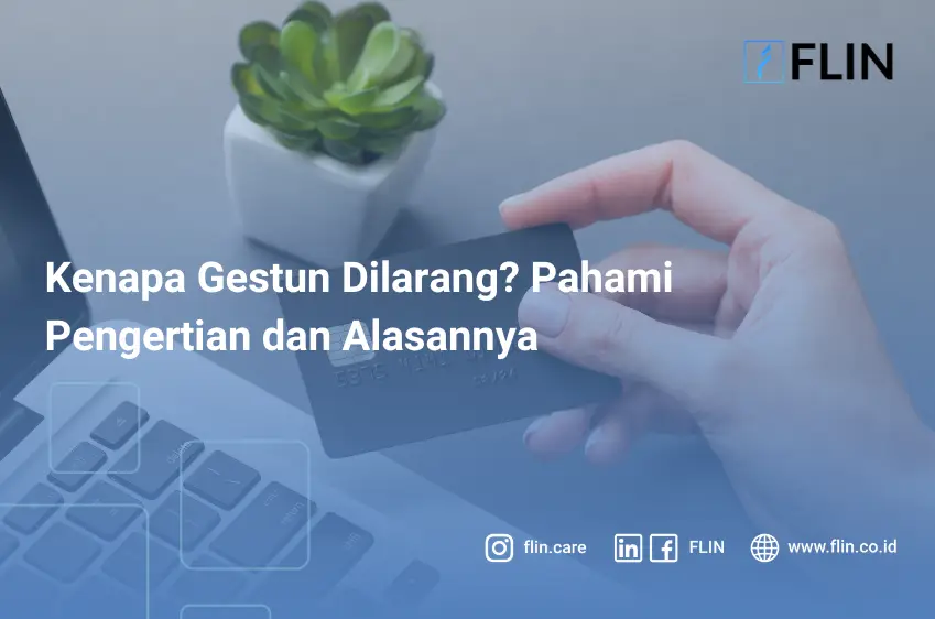 Kartu ATM yang dipegang di depan laptop, sepertinya hendak digunakan