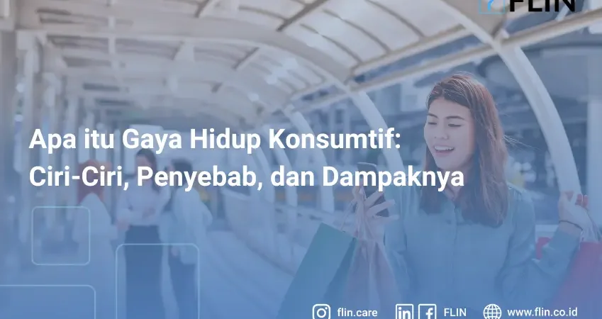 Seorang perempuan yang membawa beberapa tas belanjan di tangan kanan dan kirinya, sambil memegang telepon genggam di tangan kanannya