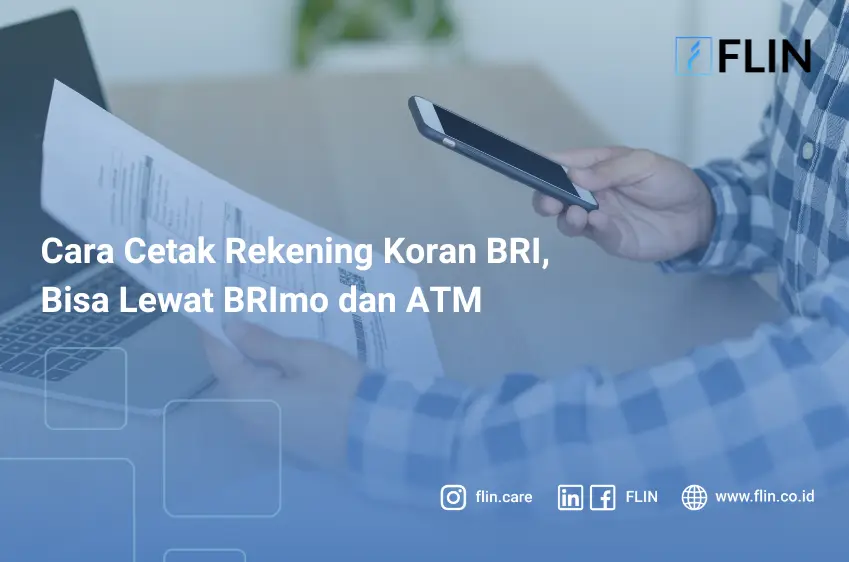 Tangan manusia menggunakan ponsel untuk memindai kode batang atau qrcode dengan dokumen rekening koran