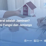 pria memegang kertas dengan teks di atas meja