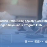 Ekonom menggunakan kalkulator sambil memeriksa tagihan dan pajak