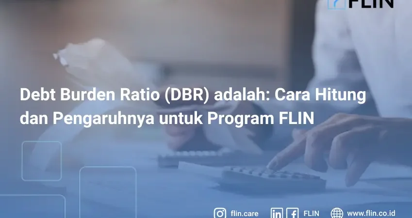 Ekonom menggunakan kalkulator sambil memeriksa tagihan dan pajak