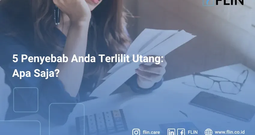 Wanita muda yang stres memeriksa tagihan, pajak, saldo rekening bank