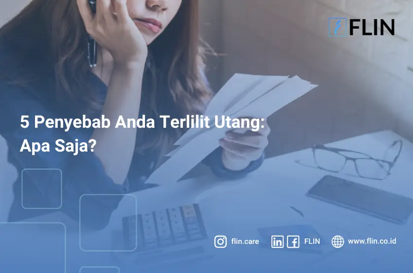 Wanita muda yang stres memeriksa tagihan, pajak, saldo rekening bank