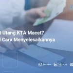 Wanita bekerja dengan keuangan di atas meja. Ponsel pintar, uang, buku catatan
