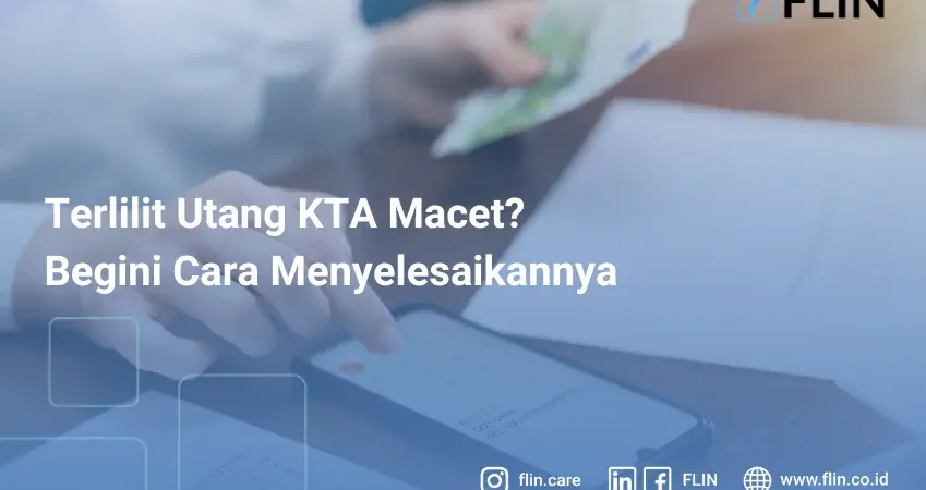 Wanita bekerja dengan keuangan di atas meja. Ponsel pintar, uang, buku catatan