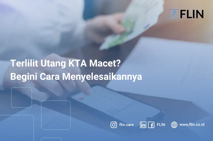 Wanita bekerja dengan keuangan di atas meja. Ponsel pintar, uang, buku catatan