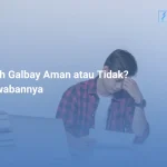 Seorang pria menggunakan laptop di kantor dan melakukan analisis dokumen