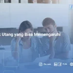 Seorang pria kantoran memegang kepala setelah melihat dokumen, menggambarkan stres akibat efek utang yang menumpuk dan tekanan finansial di tempat kerja