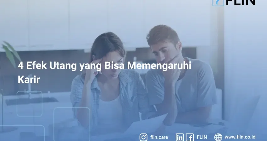 Seorang pria kantoran memegang kepala setelah melihat dokumen, menggambarkan stres akibat efek utang yang menumpuk dan tekanan finansial di tempat kerja