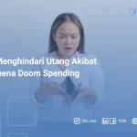 Seorang wanita muda sedang melihat ke dalam dompet kosong dengan ekspresi terkejut dan kecewa