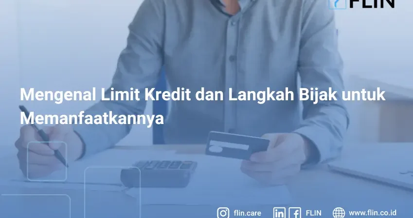 Seorang pria memegang kartu kredit sambil mencatat pengeluaran di meja kerja