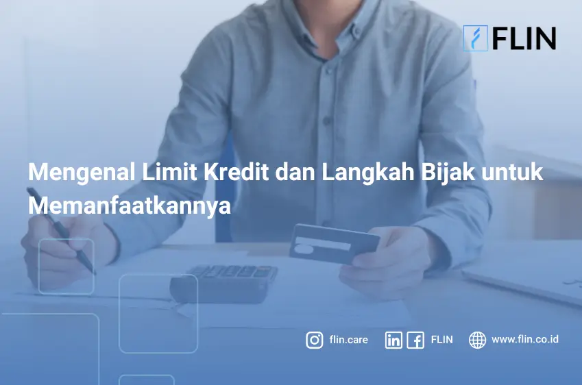 Seorang pria memegang kartu kredit sambil mencatat pengeluaran di meja kerja