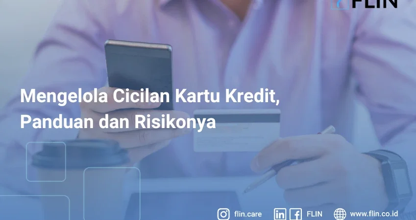 Seorang pria sedang mengecek cicilan kartu kredit yang ia miliki