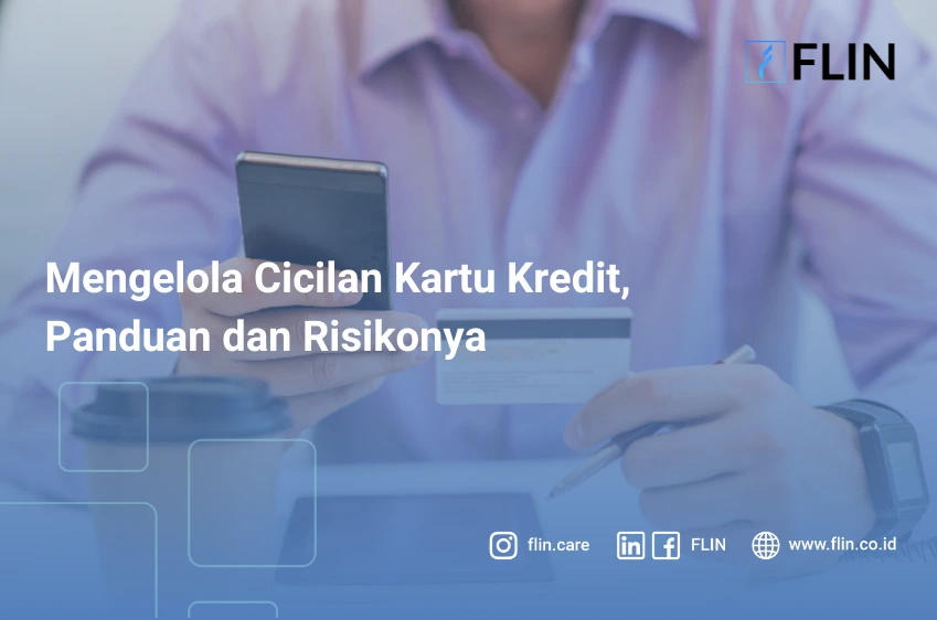 Seorang pria sedang mengecek cicilan kartu kredit yang ia miliki