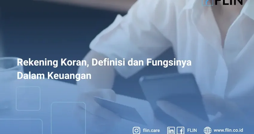 Seorang wanita sedang mengecek rekening korannya