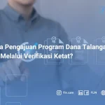 Pria menyentuh ikon centang digital di layar, menggambarkan proses verifikasi data atau dokumen secara online melalui sistem yang cepat dan modern