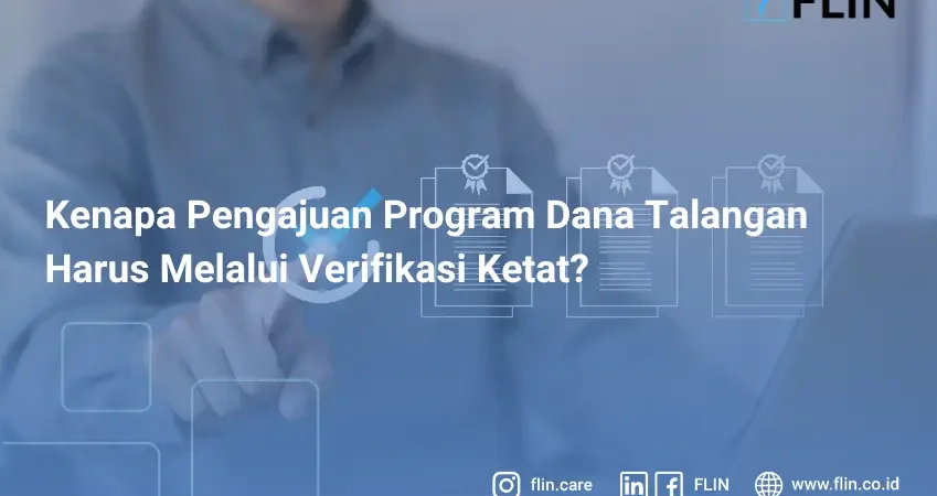 Pria menyentuh ikon centang digital di layar, menggambarkan proses verifikasi data atau dokumen secara online melalui sistem yang cepat dan modern