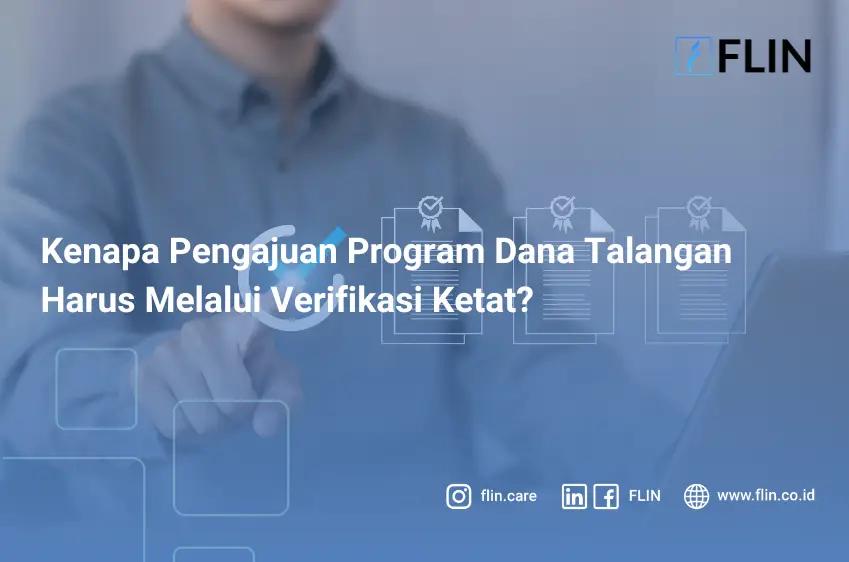 Pria menyentuh ikon centang digital di layar, menggambarkan proses verifikasi data atau dokumen secara online melalui sistem yang cepat dan modern