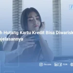 Ilustrasi Orang Memegang Kartu Kredit